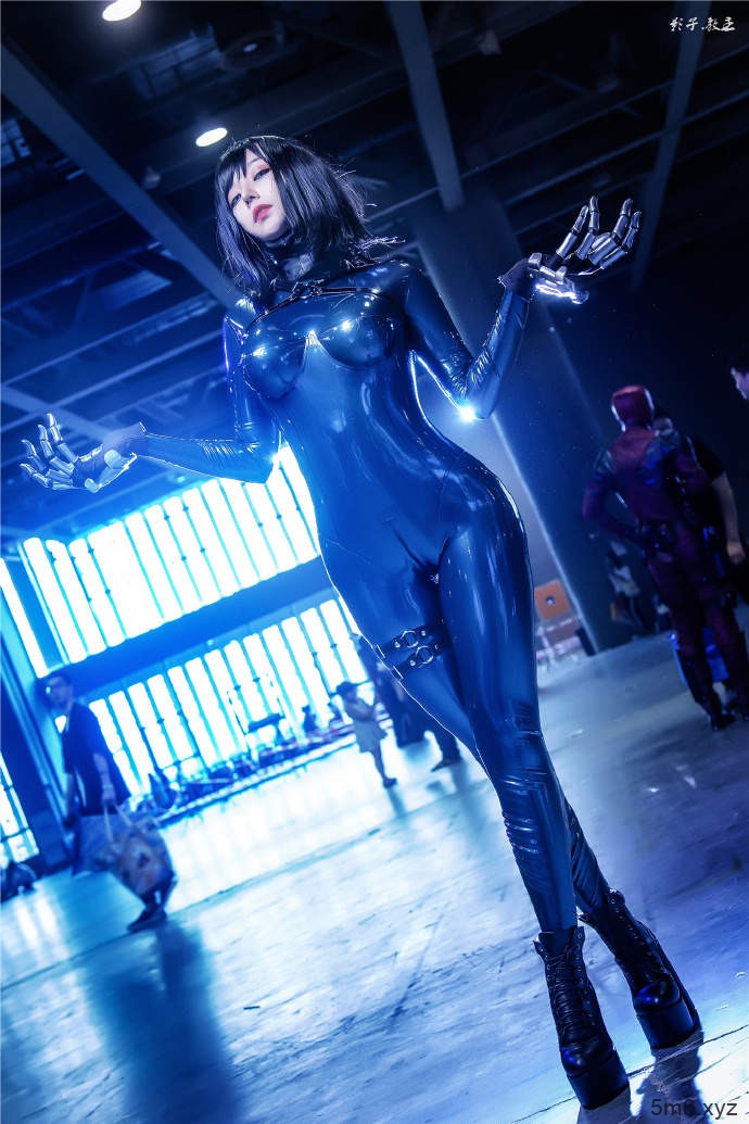 【蜗牛棋牌】Coser美女菌烨TAKO 17岁少女穿乳胶衣性感爆棚