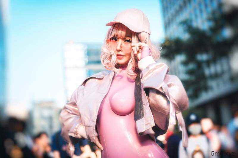 【蜗牛棋牌】Coser美女菌烨TAKO 17岁少女穿乳胶衣性感爆棚