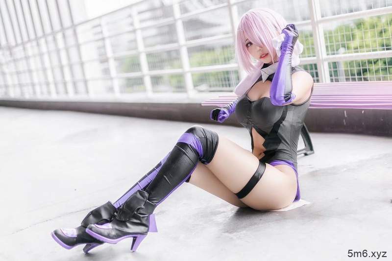 【蜗牛棋牌】Coser美女菌烨TAKO 17岁少女穿乳胶衣性感爆棚