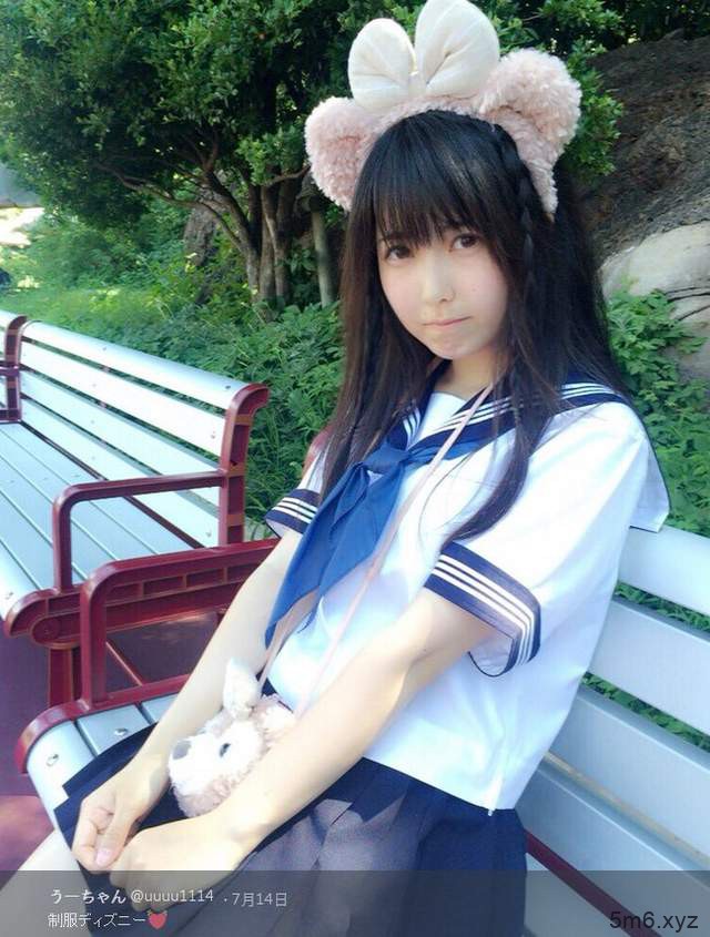 Coser正妹うーちゃん 清纯围巾制服妹宛如邻家女孩