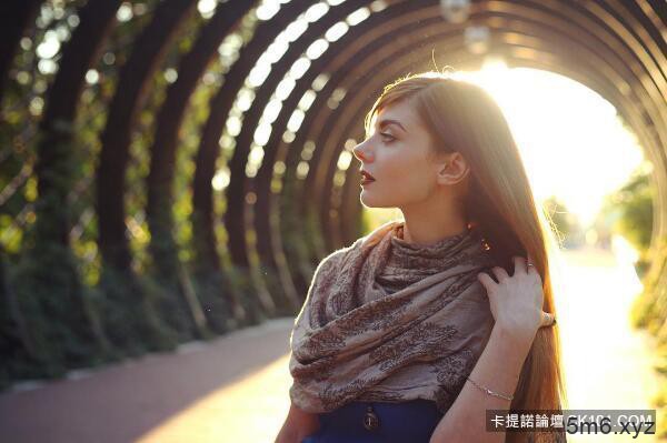 【蜗牛棋牌】正妹Coser乳量升级版神还原 《冰与火》Tyrell王后真面目美呆了