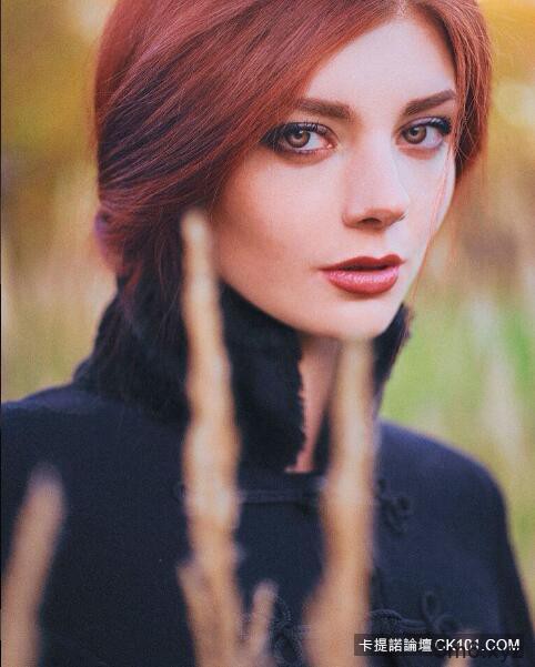 【蜗牛棋牌】正妹Coser乳量升级版神还原 《冰与火》Tyrell王后真面目美呆了