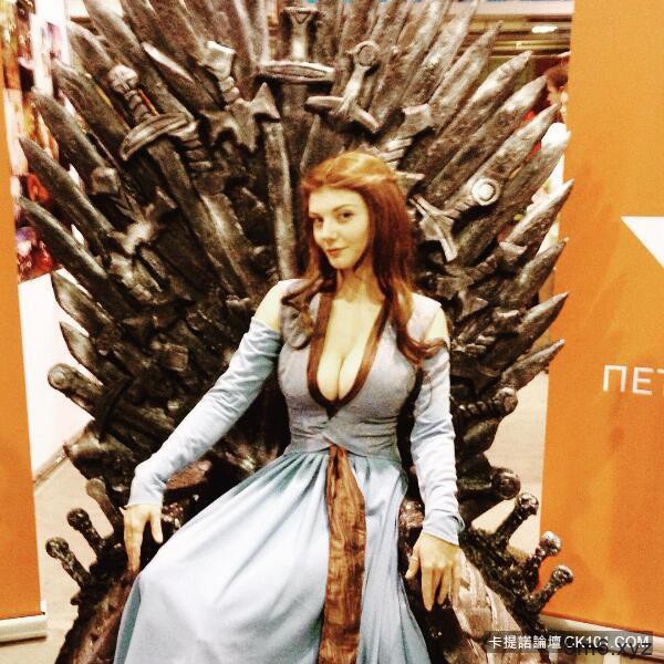 【蜗牛棋牌】正妹Coser乳量升级版神还原 《冰与火》Tyrell王后真面目美呆了