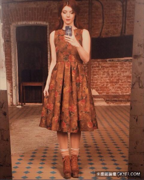 【蜗牛棋牌】正妹Coser乳量升级版神还原 《冰与火》Tyrell王后真面目美呆了