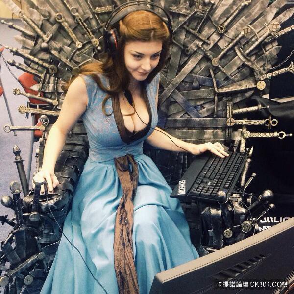 【蜗牛棋牌】正妹Coser乳量升级版神还原 《冰与火》Tyrell王后真面目美呆了