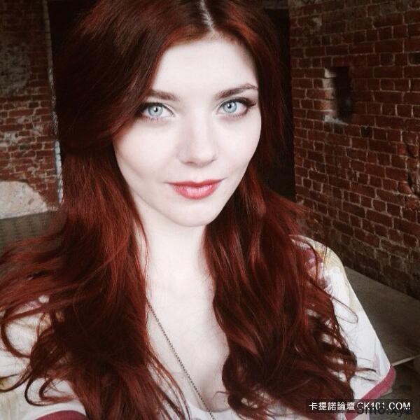 【蜗牛棋牌】正妹Coser乳量升级版神还原 《冰与火》Tyrell王后真面目美呆了