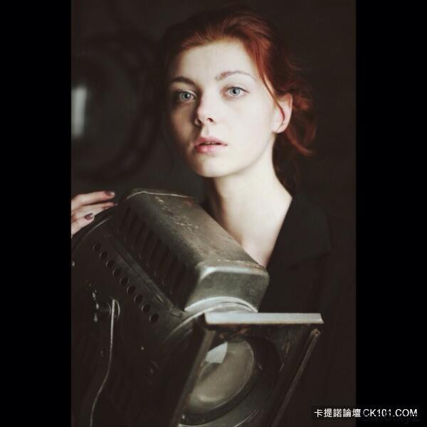 【蜗牛棋牌】正妹Coser乳量升级版神还原 《冰与火》Tyrell王后真面目美呆了