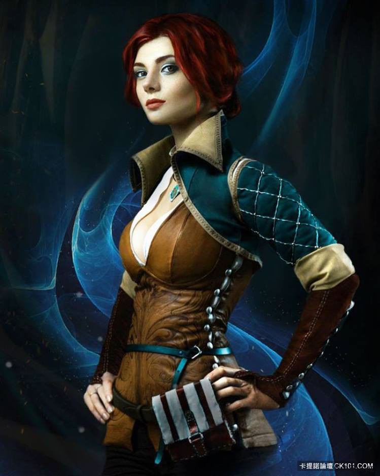 【蜗牛棋牌】正妹Coser乳量升级版神还原 《冰与火》Tyrell王后真面目美呆了