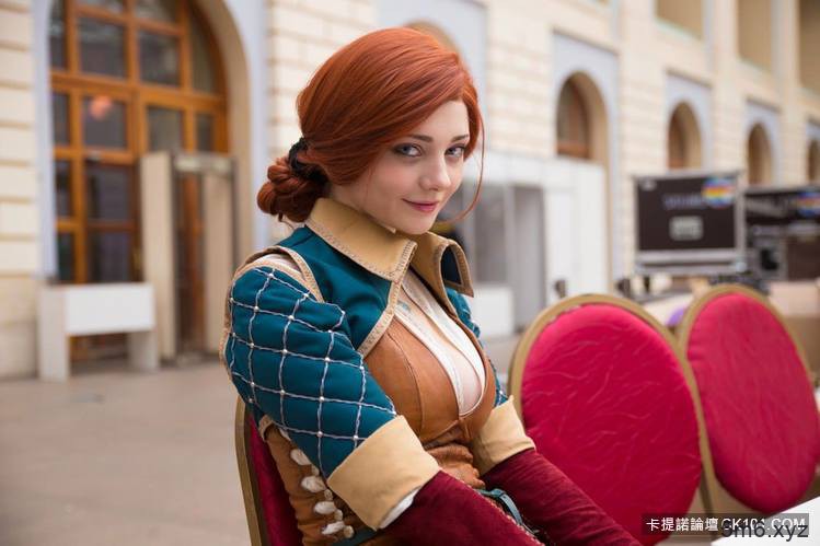 【蜗牛棋牌】正妹Coser乳量升级版神还原 《冰与火》Tyrell王后真面目美呆了