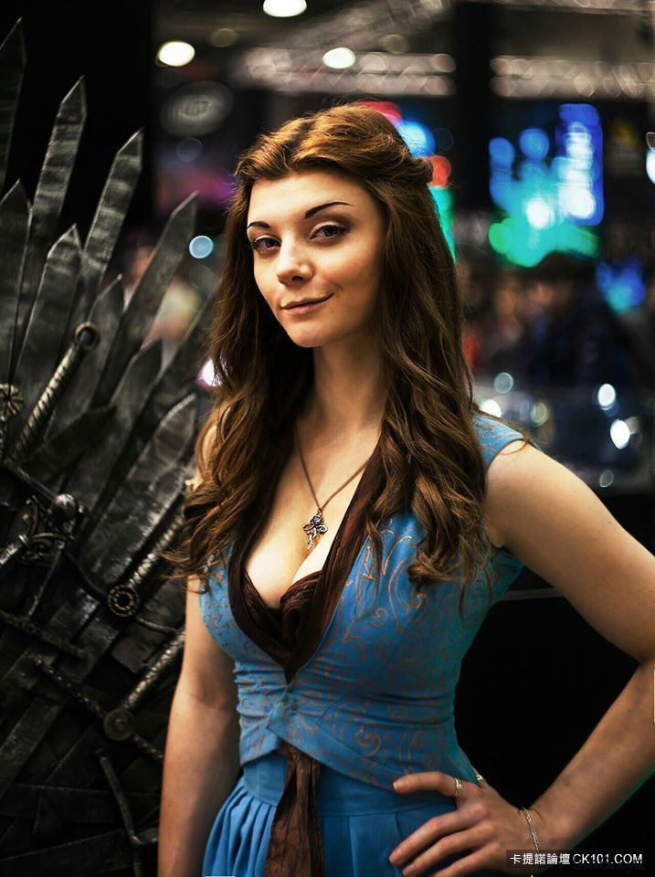 【蜗牛棋牌】正妹Coser乳量升级版神还原 《冰与火》Tyrell王后真面目美呆了