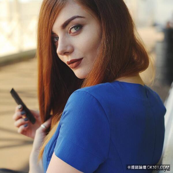 【蜗牛棋牌】正妹Coser乳量升级版神还原 《冰与火》Tyrell王后真面目美呆了