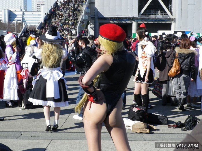 扮成谁都已经不重要了 「露出度」是何物的日本Cosplay现场