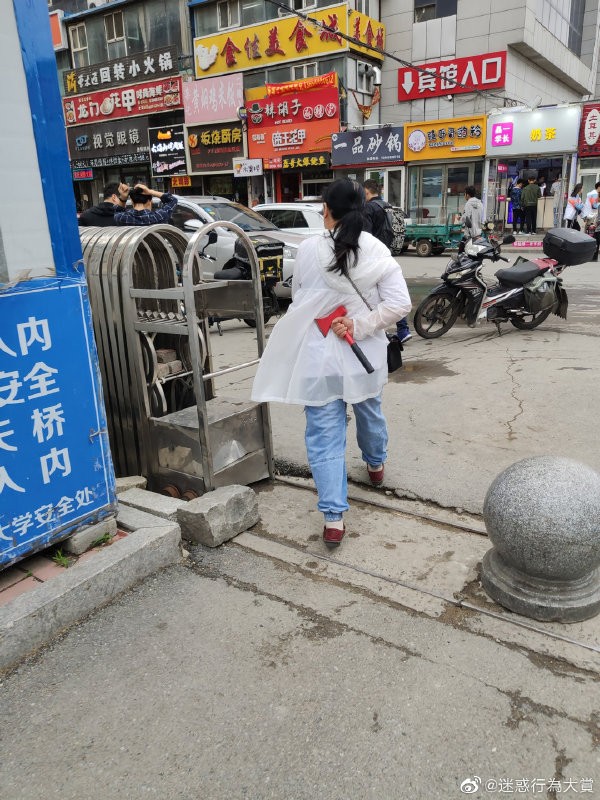 妹子别跳了，挡住我家车库大门了