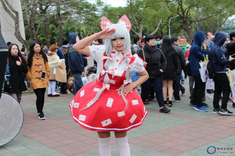 同人圣典开拓动漫祭台 港日Cosplay不畏低温争奇斗艳