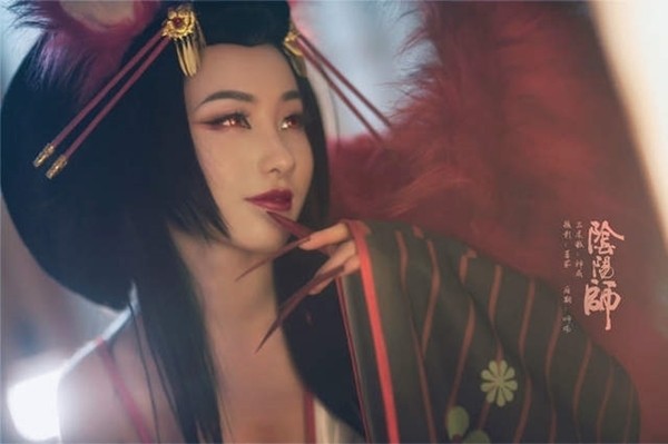 超性感Coser神还原《阴阳师》里的三尾狐 要被魅惑了