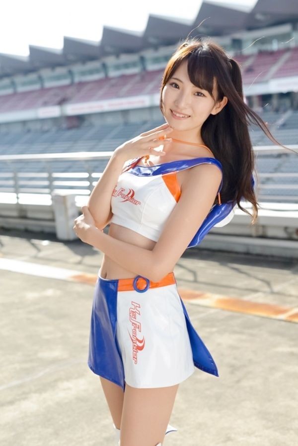 日本赛车女郎玩Cosplay 扮演性感角色时的“娇羞表情”让人忍不住
