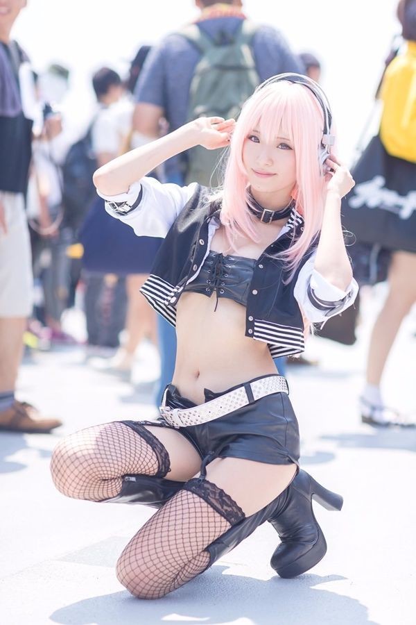 日本赛车女郎玩Cosplay 扮演性感角色时的“娇羞表情”让人忍不住