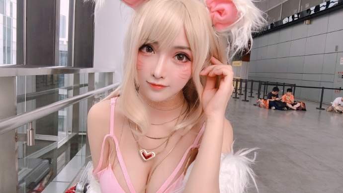 只是简言Cosplay经典角色 二次元性感妹子令人骨头都要酥