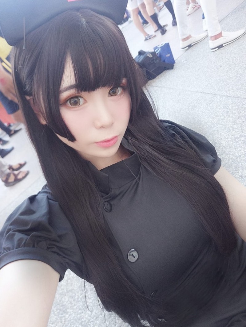 童颜巨乳Coser兔言兔语 Cosplay露出诱人下乳令人受不了