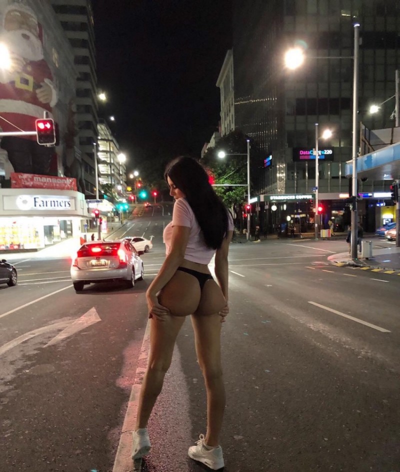 「露出癖女王」玩起来耻力无下限,忍不住想尝试各种可能性…… 【蜗牛扑克】「露出癖女王」玩起来耻力无下限,忍不住想尝试各种可能性……