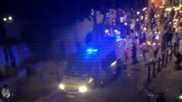 伦敦南部街头派对现暴力冲突，多名警员受伤