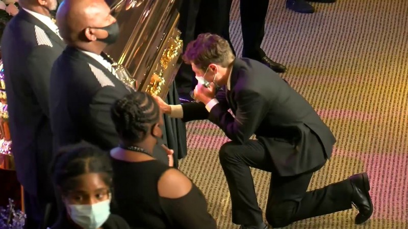 【蜗牛棋牌】弗洛伊德追悼会 事发地市长跪在灵柩前大哭(图)