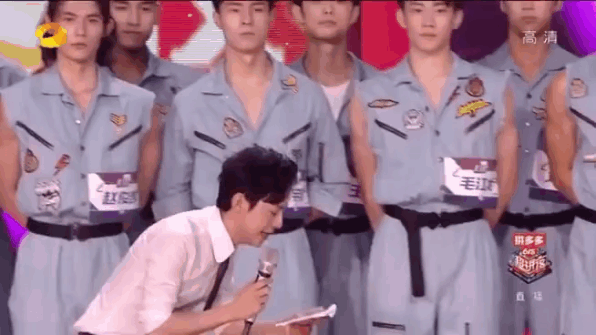 【蜗牛棋牌】何炅弯腰给新人让镜头 网友:太暖心了!