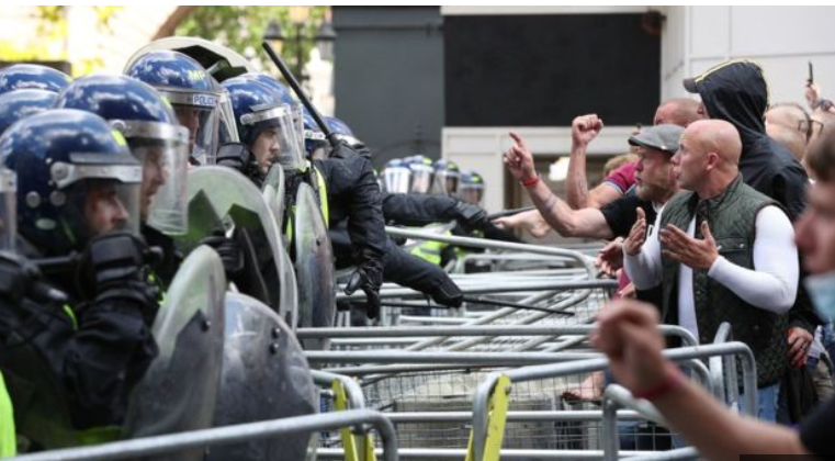 英国反种族主义游行周末继续 警察与示威者冲突剧烈