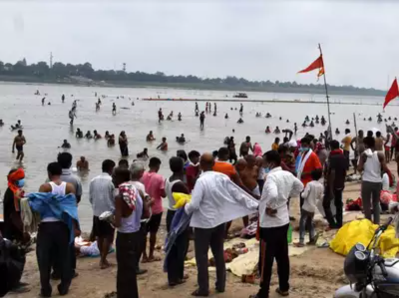 印度民众喜迎日食 扎堆下河洗澡祈求好运