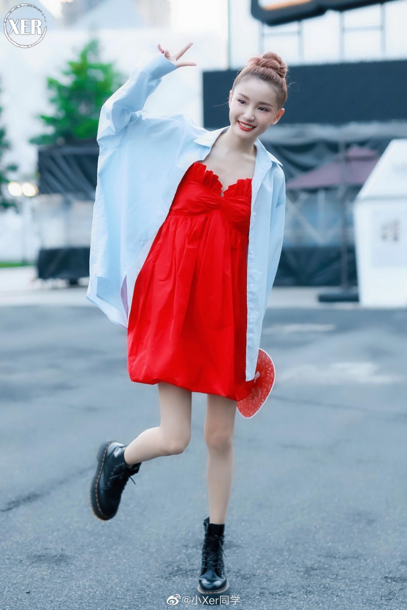 【蜗牛棋牌】林小宅分手后首次亮相参加活动 穿红裙秀大长腿