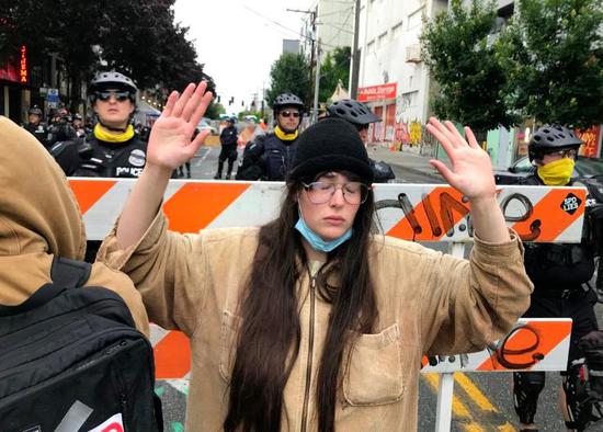 美国警察闯入西雅图“自治区”清场 逮捕至少31人