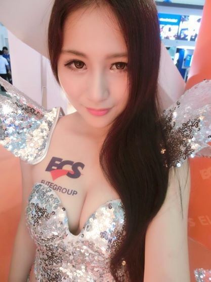 【蜗牛棋牌】护校正妹透视衣玩电玩太犯规 cos蹦奶精灵被赞台北女神~