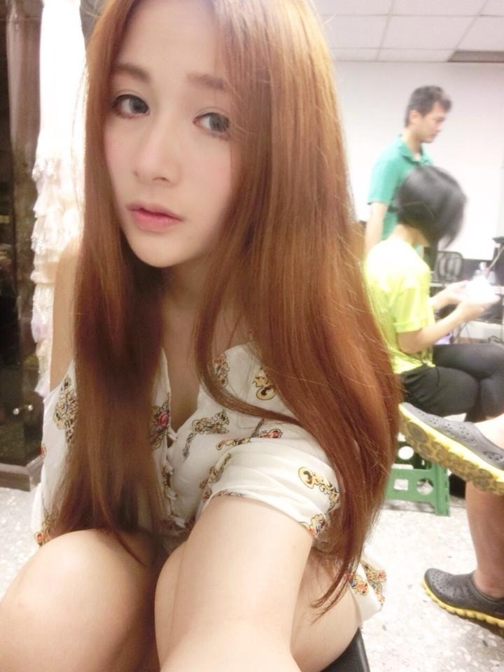 【蜗牛棋牌】护校正妹透视衣玩电玩太犯规 cos蹦奶精灵被赞台北女神~