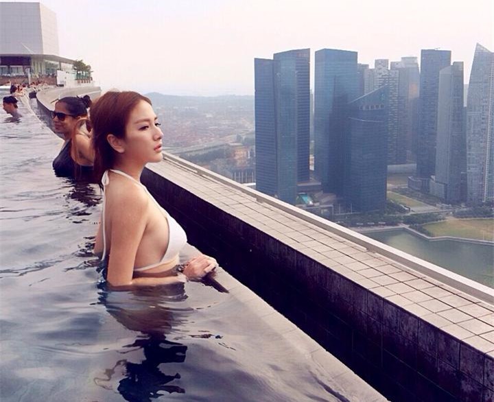 【蜗牛棋牌】护校正妹透视衣玩电玩太犯规 cos蹦奶精灵被赞台北女神~