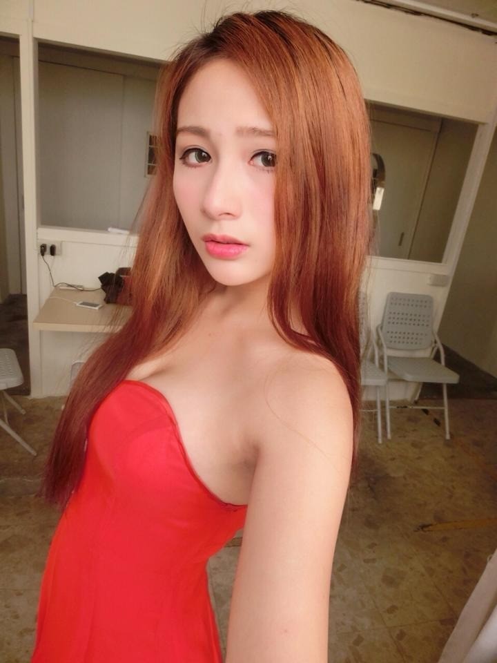 【蜗牛棋牌】护校正妹透视衣玩电玩太犯规 cos蹦奶精灵被赞台北女神~