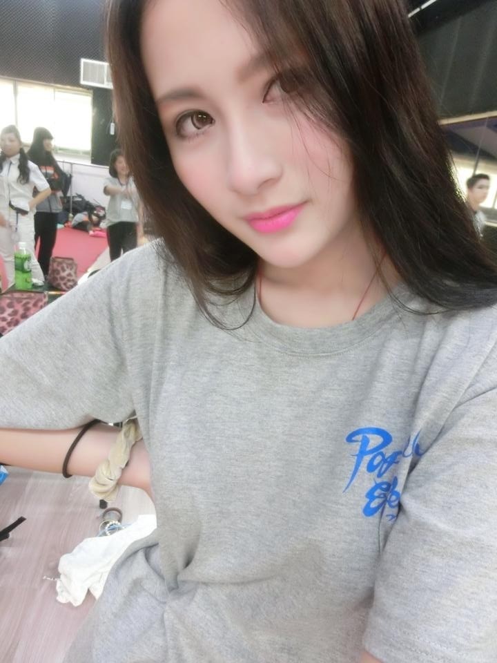 【蜗牛棋牌】护校正妹透视衣玩电玩太犯规 cos蹦奶精灵被赞台北女神~