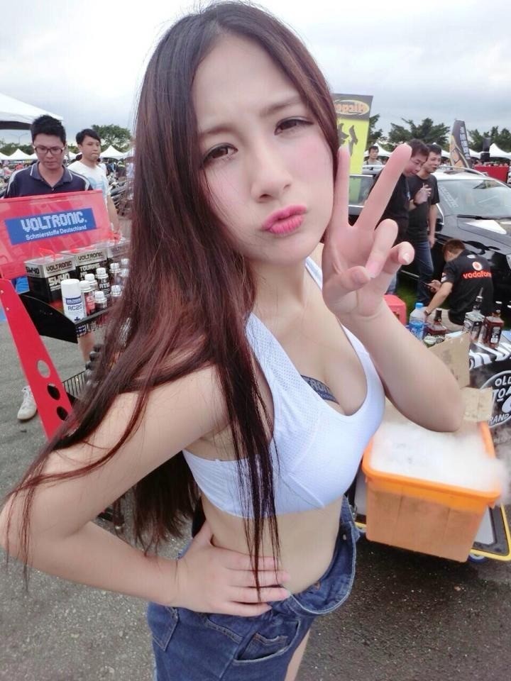 【蜗牛棋牌】护校正妹透视衣玩电玩太犯规 cos蹦奶精灵被赞台北女神~