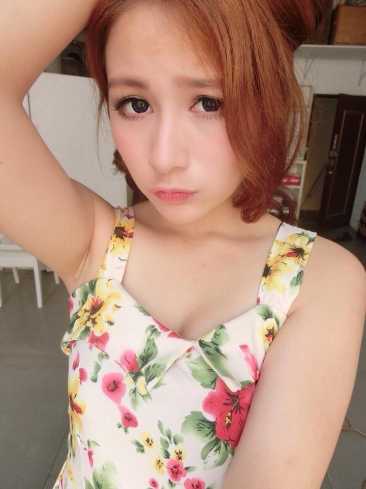 【蜗牛棋牌】护校正妹透视衣玩电玩太犯规 cos蹦奶精灵被赞台北女神~