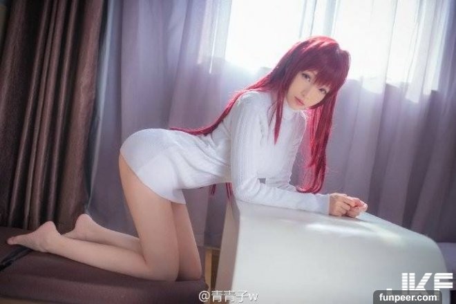 全身上下只穿一件毛衣挡不住的「巨乳长腿」 超萌cosplayer青青子！