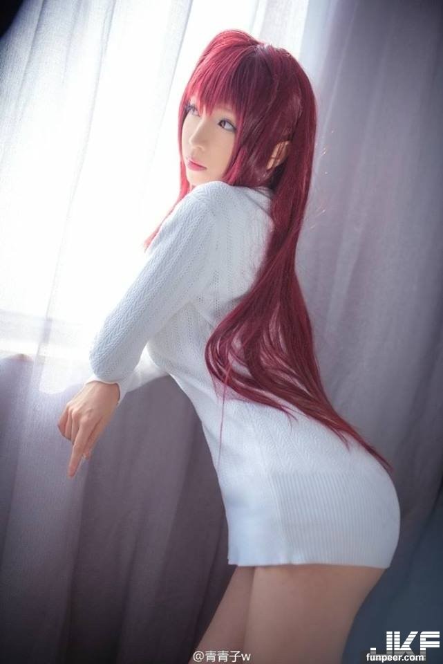 全身上下只穿一件毛衣挡不住的「巨乳长腿」 超萌cosplayer青青子！