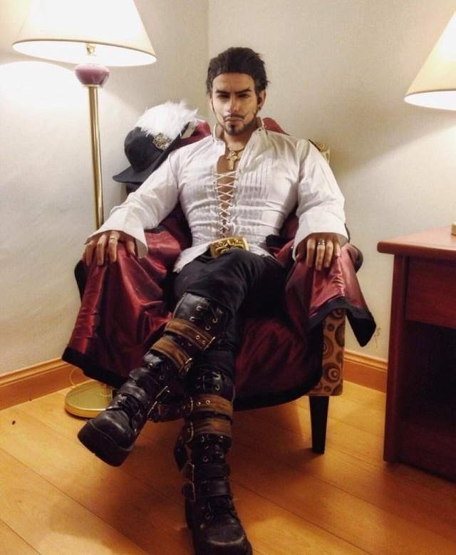 【蜗牛棋牌】帅哥Coser神还原《海贼王》名角鹰眼 确定不是本人吗?