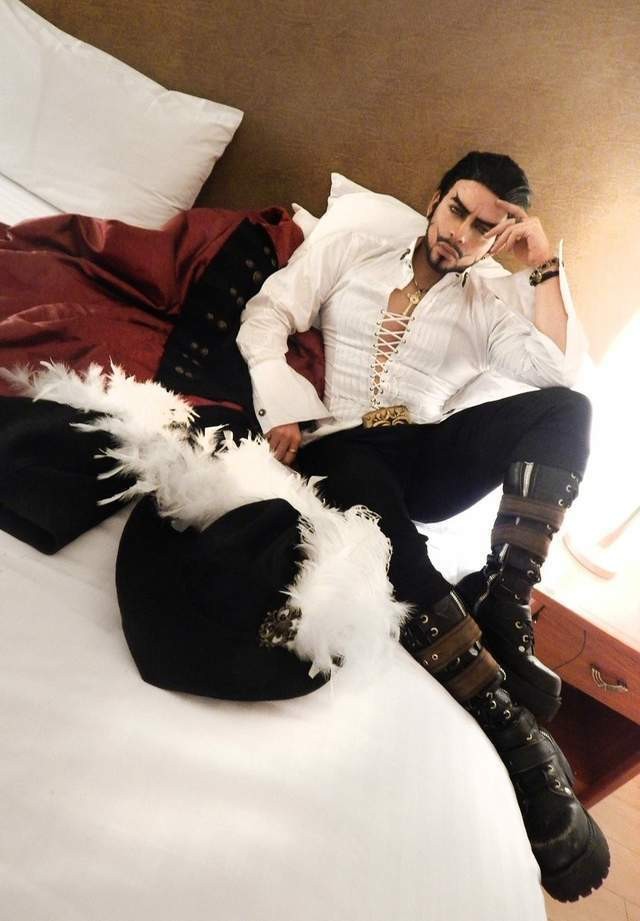 【蜗牛棋牌】帅哥Coser神还原《海贼王》名角鹰眼 确定不是本人吗?