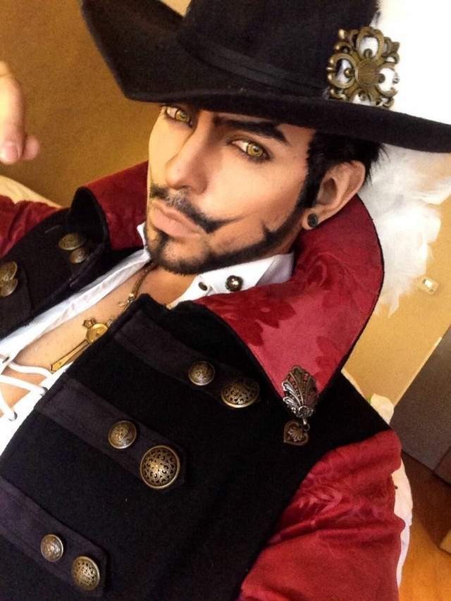 【蜗牛棋牌】帅哥Coser神还原《海贼王》名角鹰眼 确定不是本人吗?