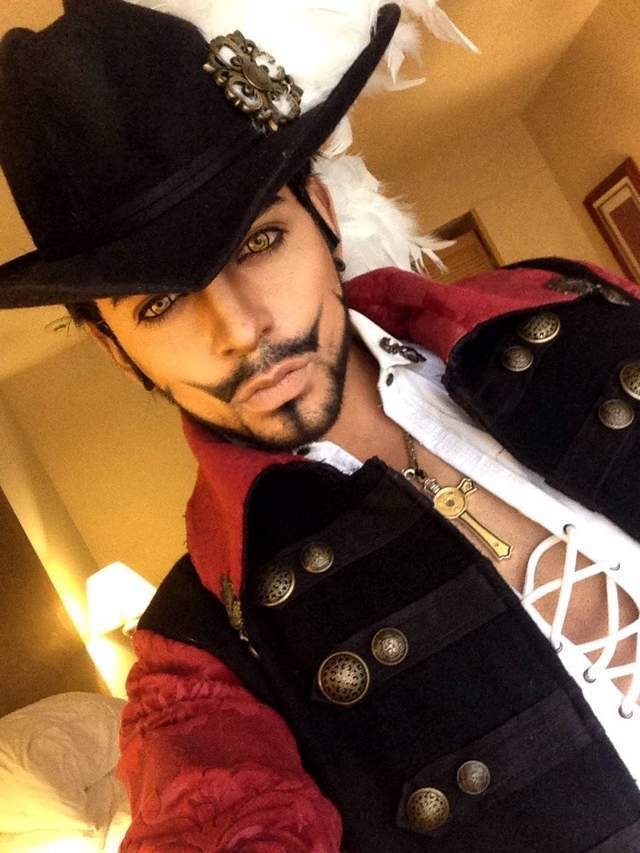 【蜗牛棋牌】帅哥Coser神还原《海贼王》名角鹰眼 确定不是本人吗?