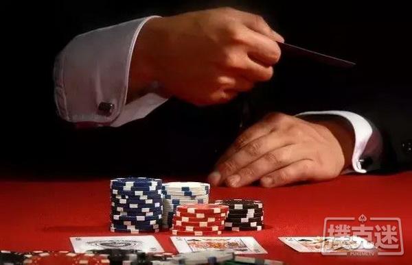 玩德州扑克可以故意把弃掉的底牌亮出来吗？