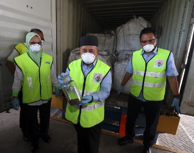 马来西亚准备遣返1864吨有毒金属废料洋垃圾