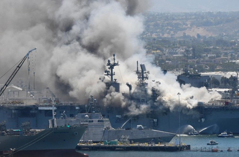 美国两栖攻击舰已燃烧12小时 美海军官员公布起火点