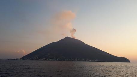 意大利斯特龙博利火山今日清晨剧烈喷发两次