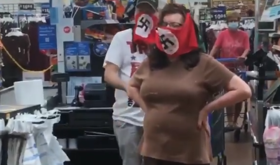 美国夫妇戴纳粹口罩抗议：社会主义要来美国了
