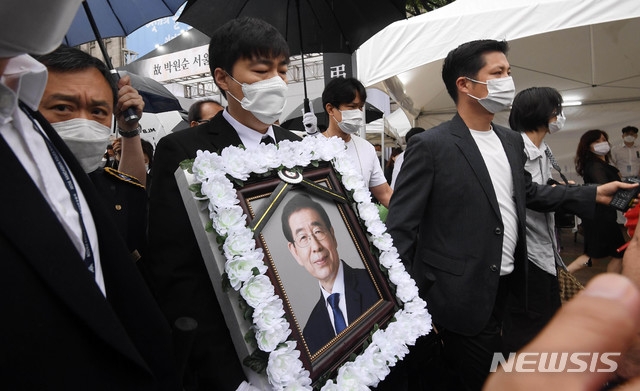 首尔市长出殡当天 前秘书发声：连遭4年性骚扰